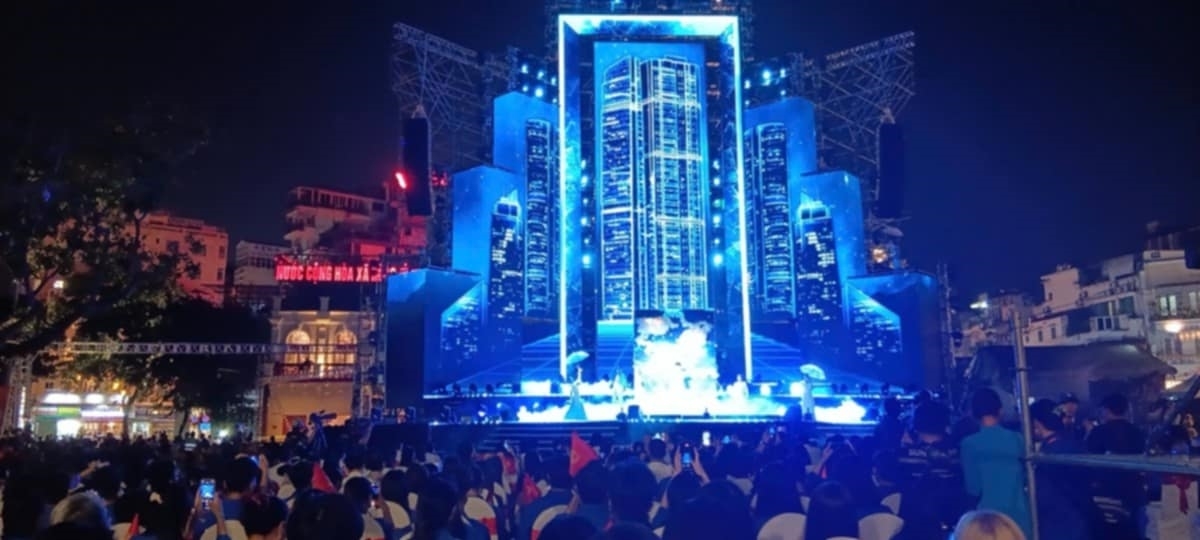 Chương trình nghệ thuật đặc biệt “Hà Nội - Khí phách ngàn năm - Vươn mình tỏa sáng” với ba chương, tái hện dòng chảy lịch sử và tương lai của Thủ đô (Ảnh: Laodongthudo).