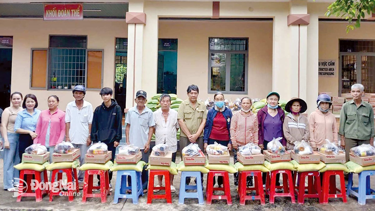 Người nghèo ở Đồng Nai được nhận những phần quà ý nghĩa (ảnh: Báo Đồng Nai)