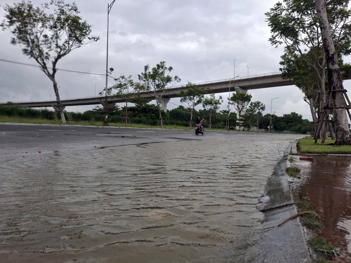 Nước sông Hàn dâng cao, đường Như Nguyệt, đoạn gần chân cầu Thuận Phước