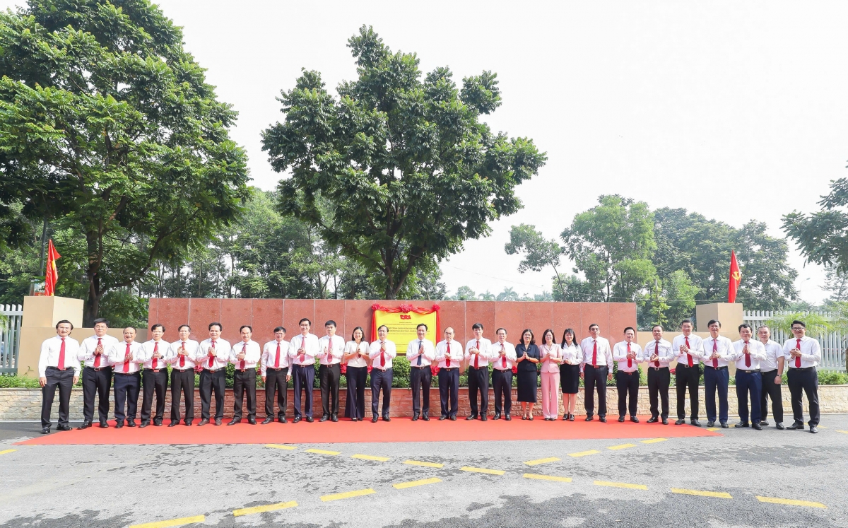 Các đại biểu thực hiện nghi thức gắn biển công trình Trụ sở Trung tâm dữ liệu Agribank chào mừng Đại hội đại biểu Đảng bộ Chính phủ lần thứ I, nhiệm kỳ 2025-2030