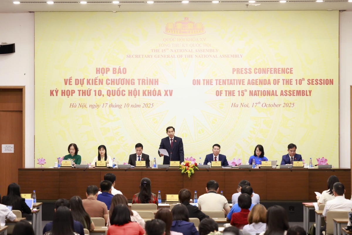 Họp báo về dự kiến chương trình Kỳ họp thứ 10, Quốc hội khóa XV diễn ra chiều 17/10 (Ảnh: Quốc hội)