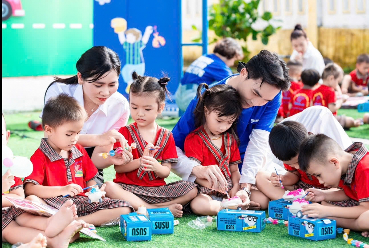 Sân trường rộn rã tiếng cười, những trò chơi sôi động, những bàn tay bé xíu khéo léo tô màu, vẽ nên bức tranh thơ trẻ, tô nên những ước mơ
 