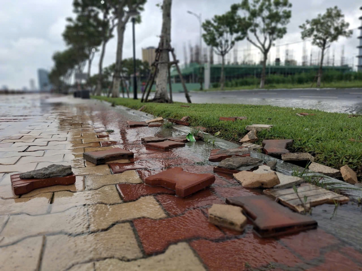 Sóng lớn phá hỏng gạch lát dọc hành lang đi bộ đường Như Nguyệt