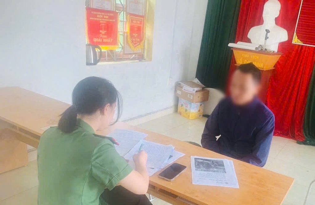 Cơ quan công an làm việc với T.D.P. về hành vi đăng tải thông tin vi phạm pháp luật trên trang facebook cá nhân. (Ảnh: Công an tỉnh Cao Bằng cung cấp)