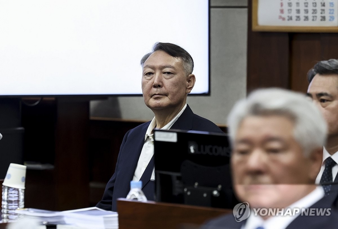 Cựu Tổng thống Hàn Quốc Yoon Suk Yeol có mặt trong phiên xét xử công khai đầu tiên ngày 26/9. Ảnh: Yonhap News