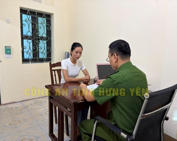 Đối tượng Trần Thị Huyền làm việc tại cơ quan Công an. Ảnh: Công an tỉnh Hưng Yên