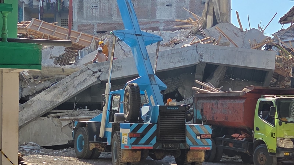 Thiết bị hạng nặng đã được sử dụng để tìm kiếm các nạn nhân. Nguồn: Basarnas