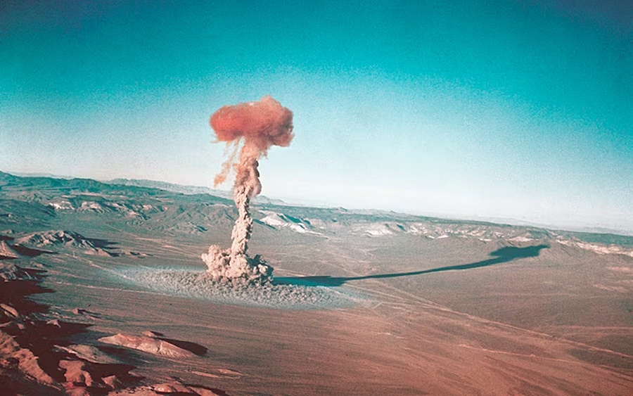 Một vụ thử hạt nhân ở bãi thử Nevada năm 1955. Ảnh: Ủy ban Năng lượng nguyên tử Mỹ.