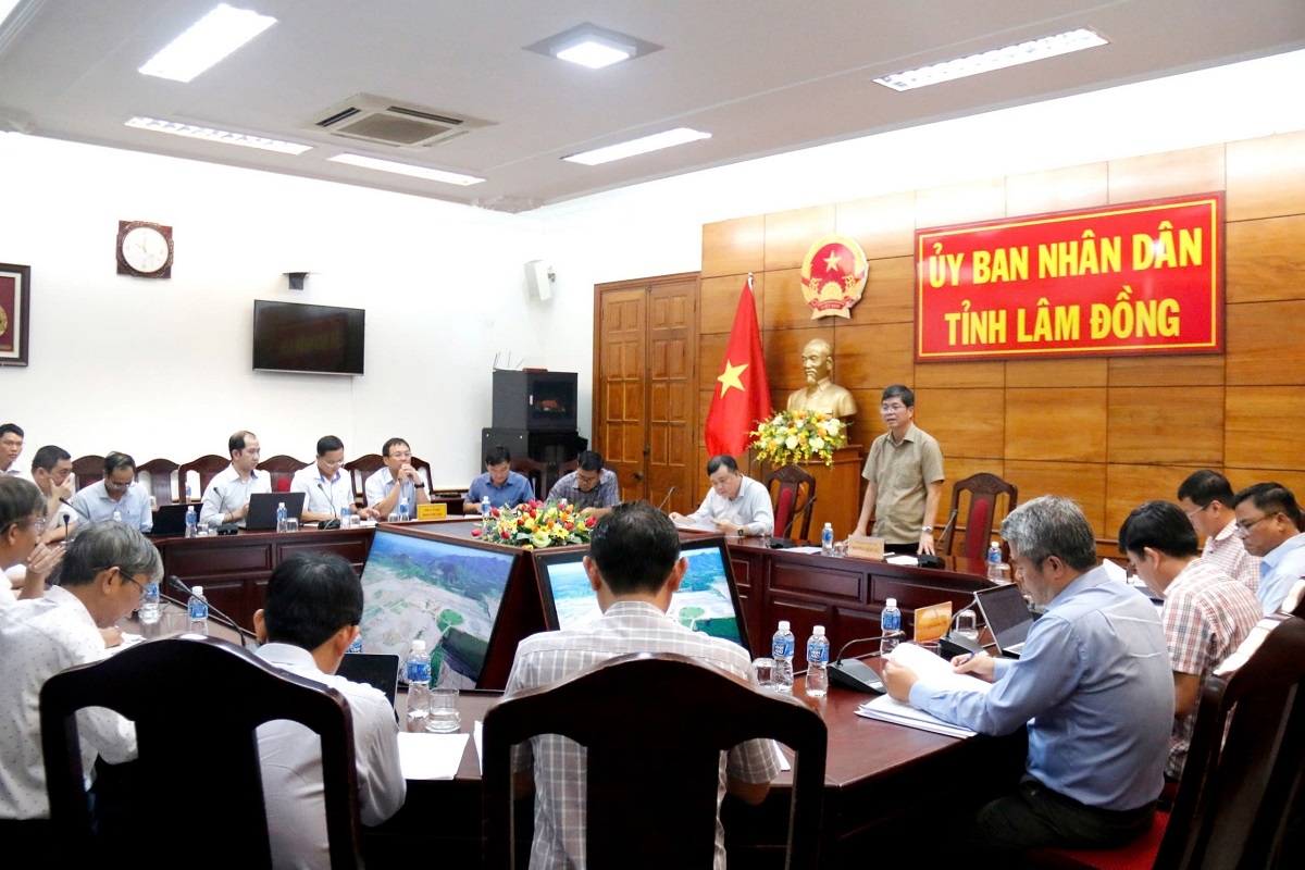 Phó Chủ tịch UBND tỉnh Lâm Đồng chủ trì buổi làm việc tại trụ sở UBND tỉnh Bình Thuận cũ. Ảnh: N.T