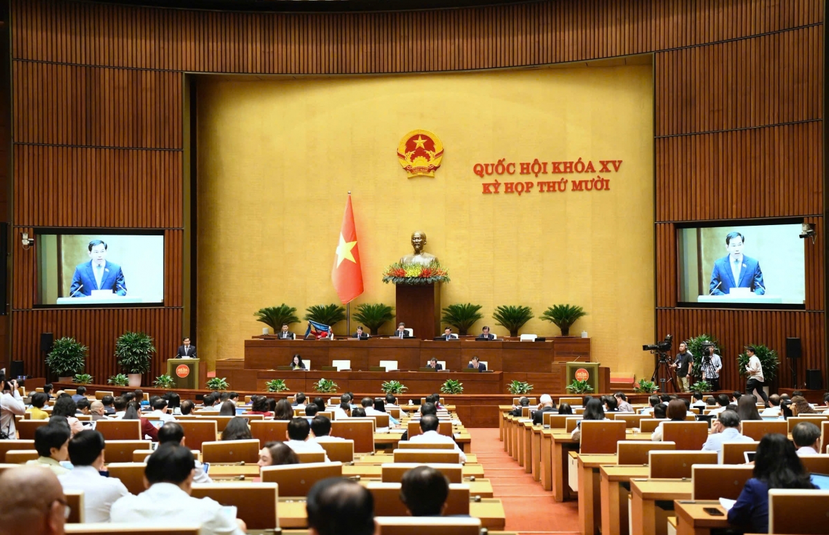 Tổng Thư ký Quốc hội - Chủ nhiệm Văn phòng Quốc hội Lê Quang Mạnh trình bày báo cáo của Đoàn giám sát của Quốc hội về việc thực hiện chính sách, pháp luật về bảo vệ môi trường, sáng 28/10. Ảnh: Viết Chung