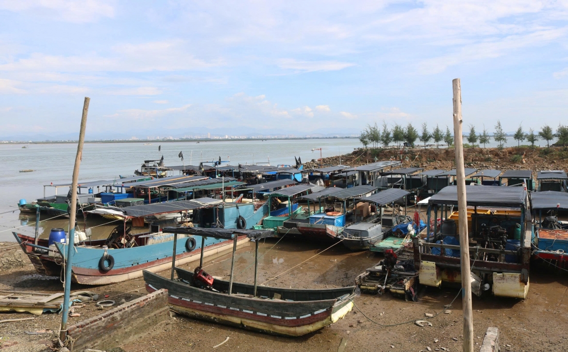 Tàu thuyền tại phường Móng Cái 1 đã được thông tin và về nơi neo đậu 