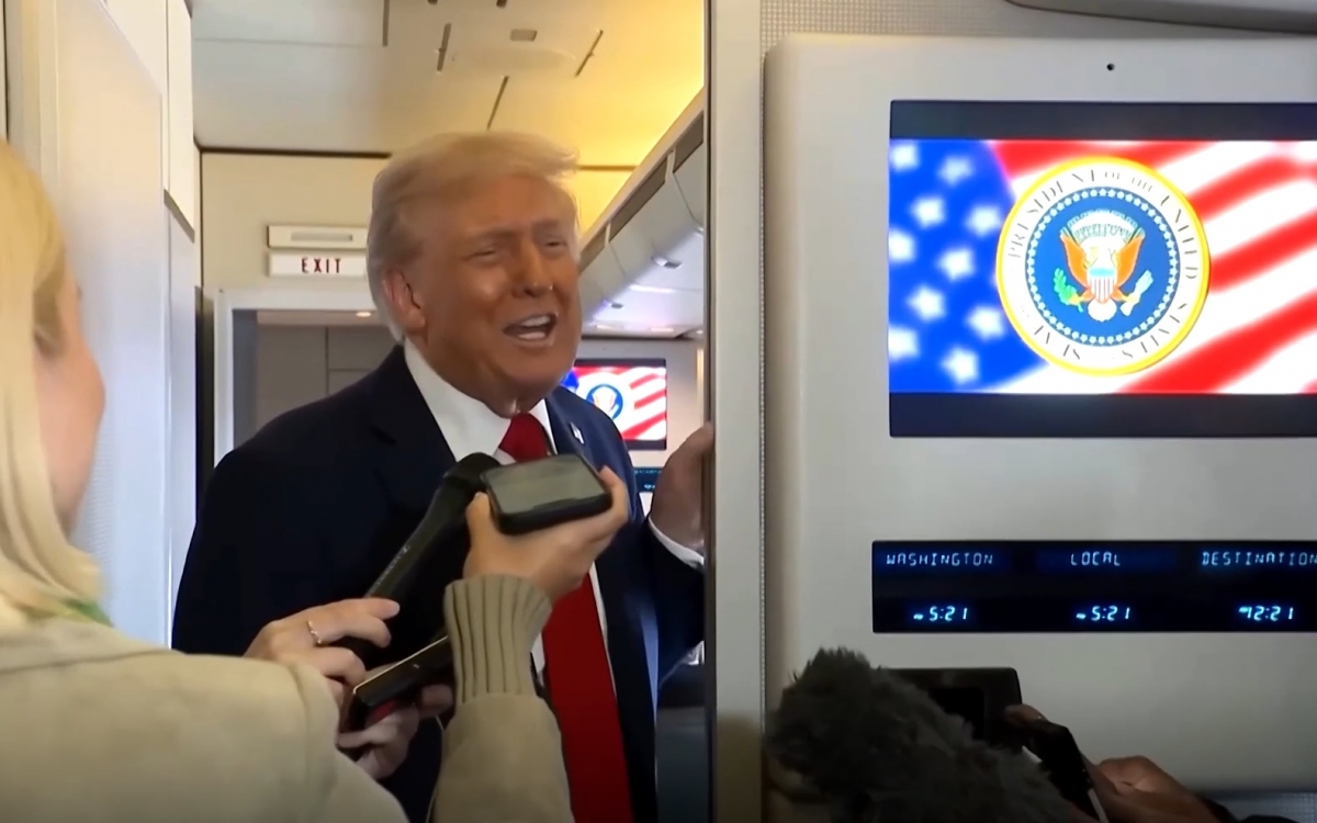 Tổng thống Trump trong một lần trả lời phỏng vấn trên Chuyên cơ Một. Ảnh: Reuters.