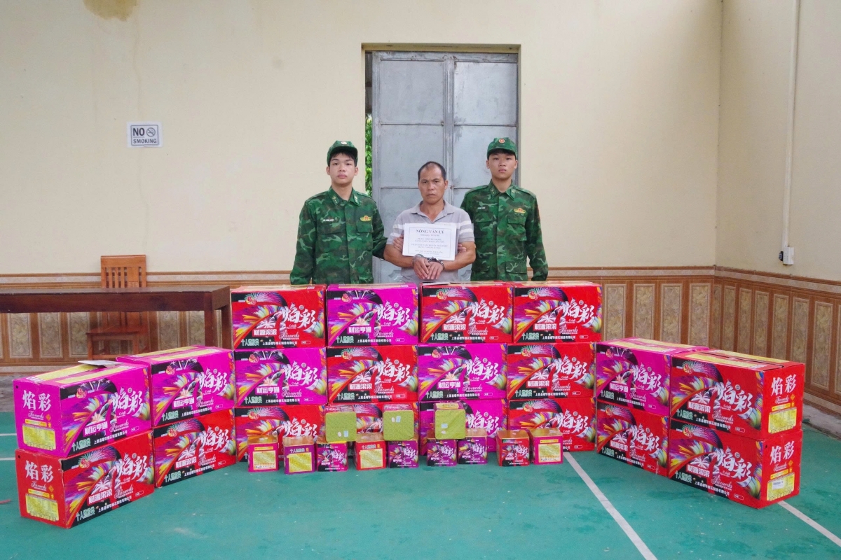 Nông Văn Lý cùng số pháo nổ bị thu giữ (Ảnh: BĐBP Lạng Sơn)
