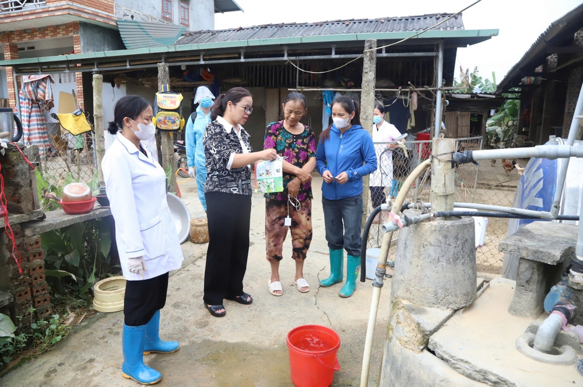 Trung tâm kiểm soát Bệnh tật tỉnh Cao Bằng hướng dẫn người dân sử dụng viên sát khuẩn nước