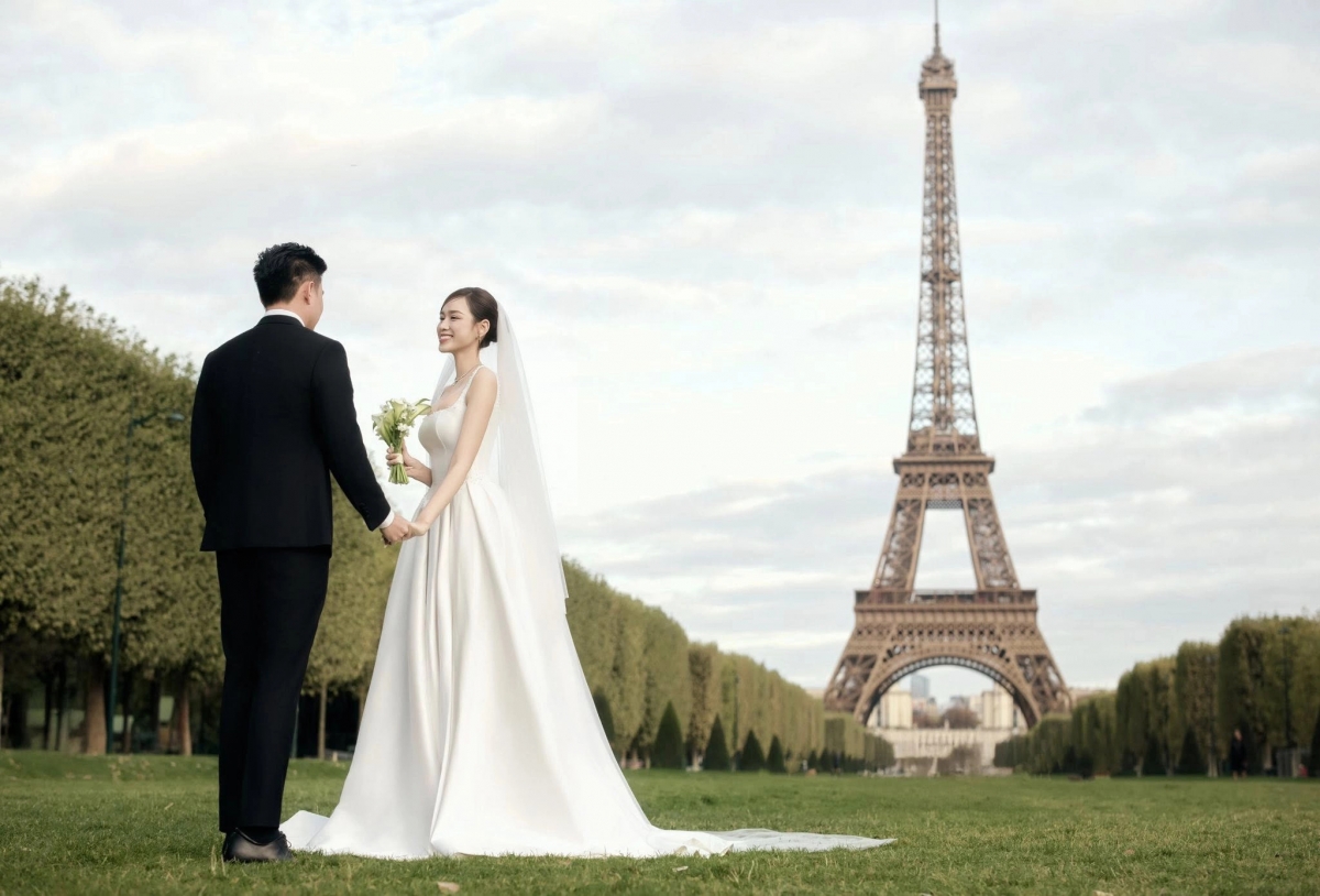 Sao Việt 29/10: Bộ ảnh của vợ chồng Đỗ Thị Hà ở Paris, Pháp nhanh chóng hút hàng trăm nghìn lượt thích, hàng nghìn bình luận. Nhiều khán giả và bạn bè của hoa hậu khen những khung hình 'lãng mạn như phim'.
