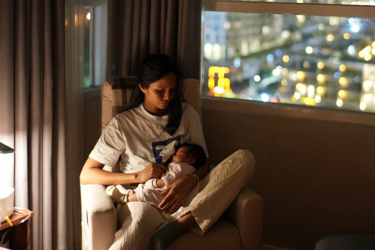 H'Hen Niê tiết lộ khoảnh khắc bình yên khi ru con ngủ buổi tối, được ông xã nhiếp ảnh gia ghi lại làm kỷ niệm.