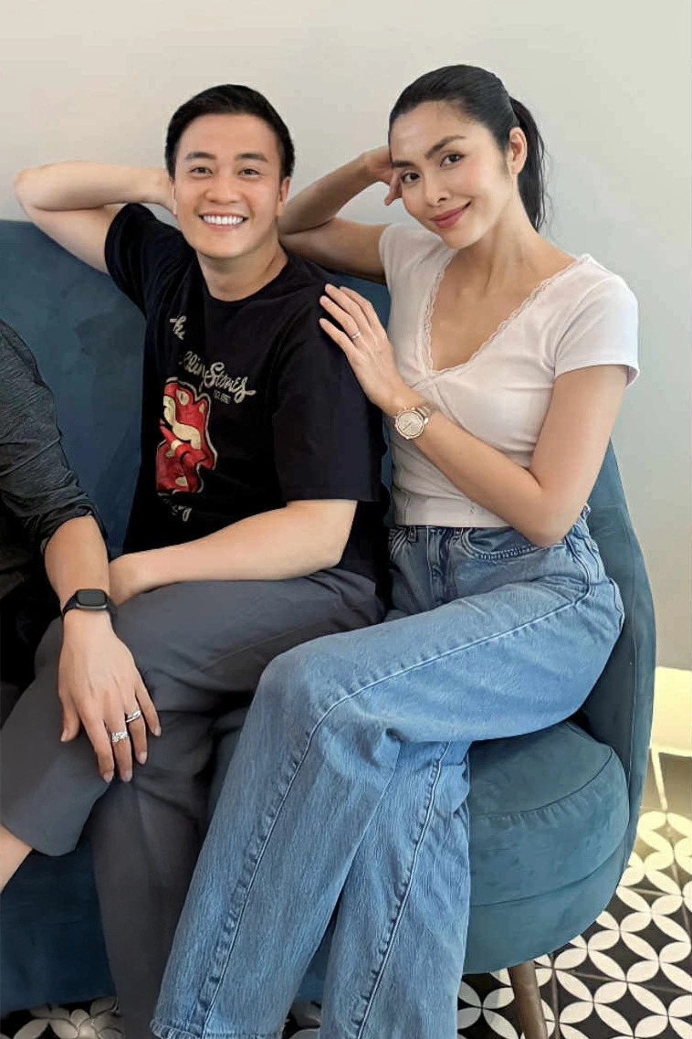 Tăng Thanh Hà và Lương Mạnh Hải gặp gỡ bạn bè. Nhiều năm sau 'Bỗng dưng muốn khóc', cặp diễn viên vẫn giữ mối quan hệ thân thiết, thường xuyên 'hẹn hò' uống cà phê.