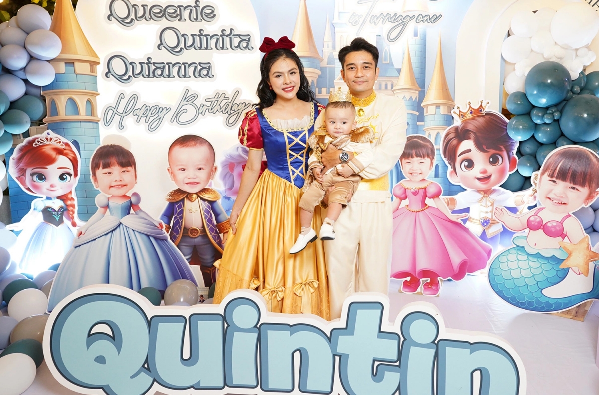 Vân Trang cùng ông xã Quân Lê tổ chức tiệc mừng bé Tin tròn một tuổi. Đôi vợ chồng hóa thân công chúa - hoàng tử trong không gian trang trí đậm màu sắc cổ tích.