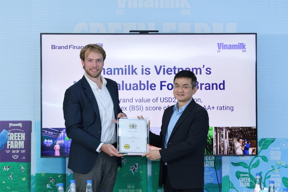 Ông Nguyễn Quang Trí – Giám đốc điều hành Marketing Vinamilk – nhận chứng nhận Top 100 thương hiệu giá trị nhất Việt Nam từ đại diện Brand Finance (Ảnh: Nguyễn Hoàng)