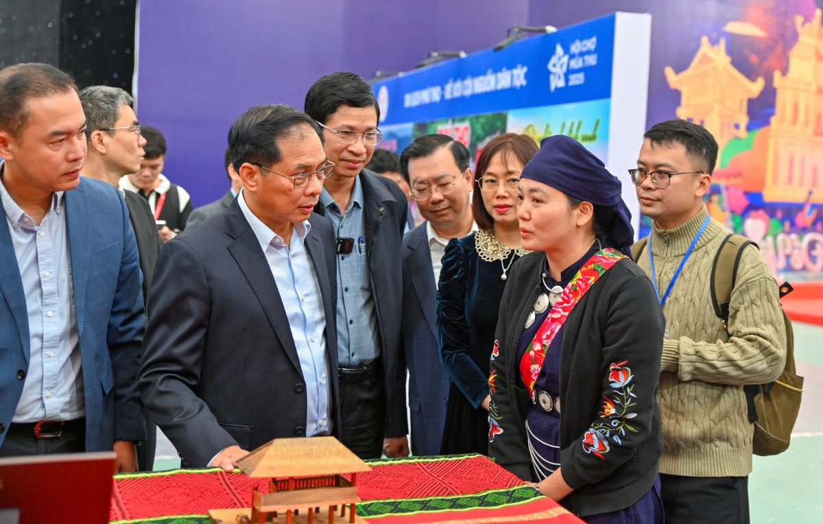 Phó Thủ tướng Bùi Thanh Sơn thăm quan một số gian hàng trong Hội chợ.