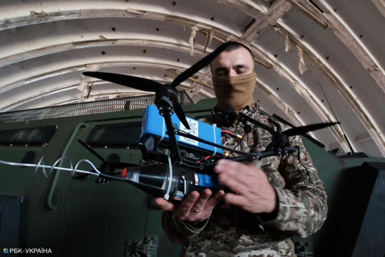 Binh sỹ Ukraine điều khiển UAV. Ảnh: RBC-Ukraine