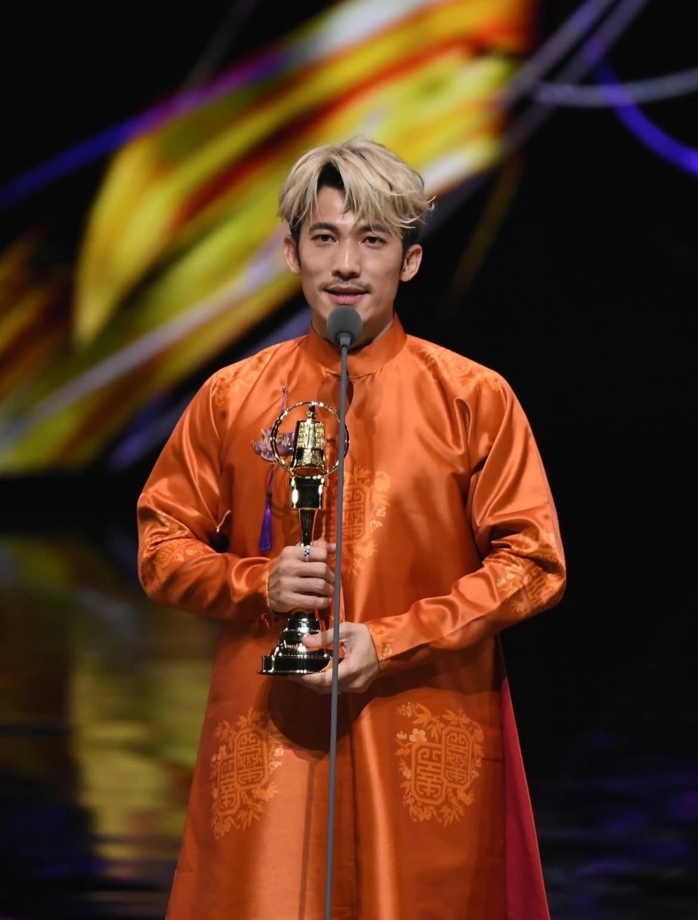 Liên Bỉnh Phát đoạt giải Nam diễn viên chính xuất sắc tại lễ trao giải Kim Chung (Golden Bell Awards).