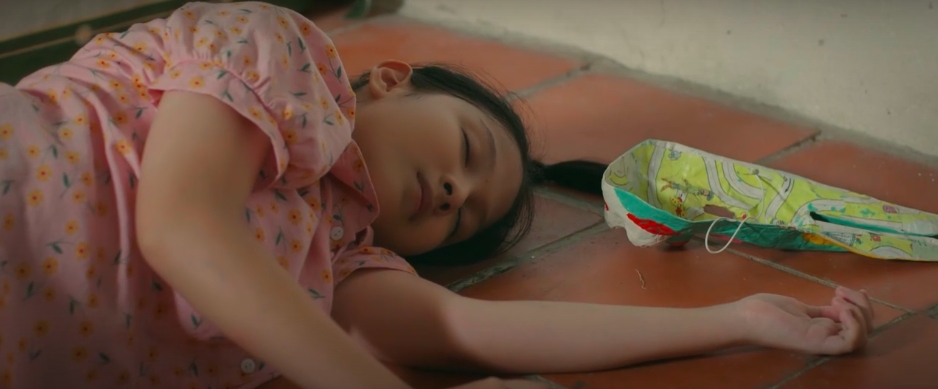 Quyên ngã xuống và ngất đi vì quá sợ hãi