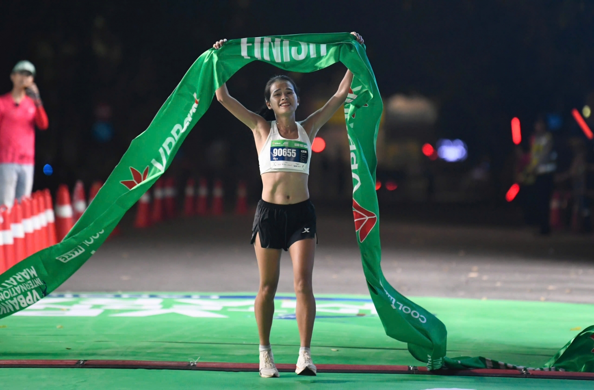 Phạm Thị Hồng Lệ về nhất chặng đua 42km.