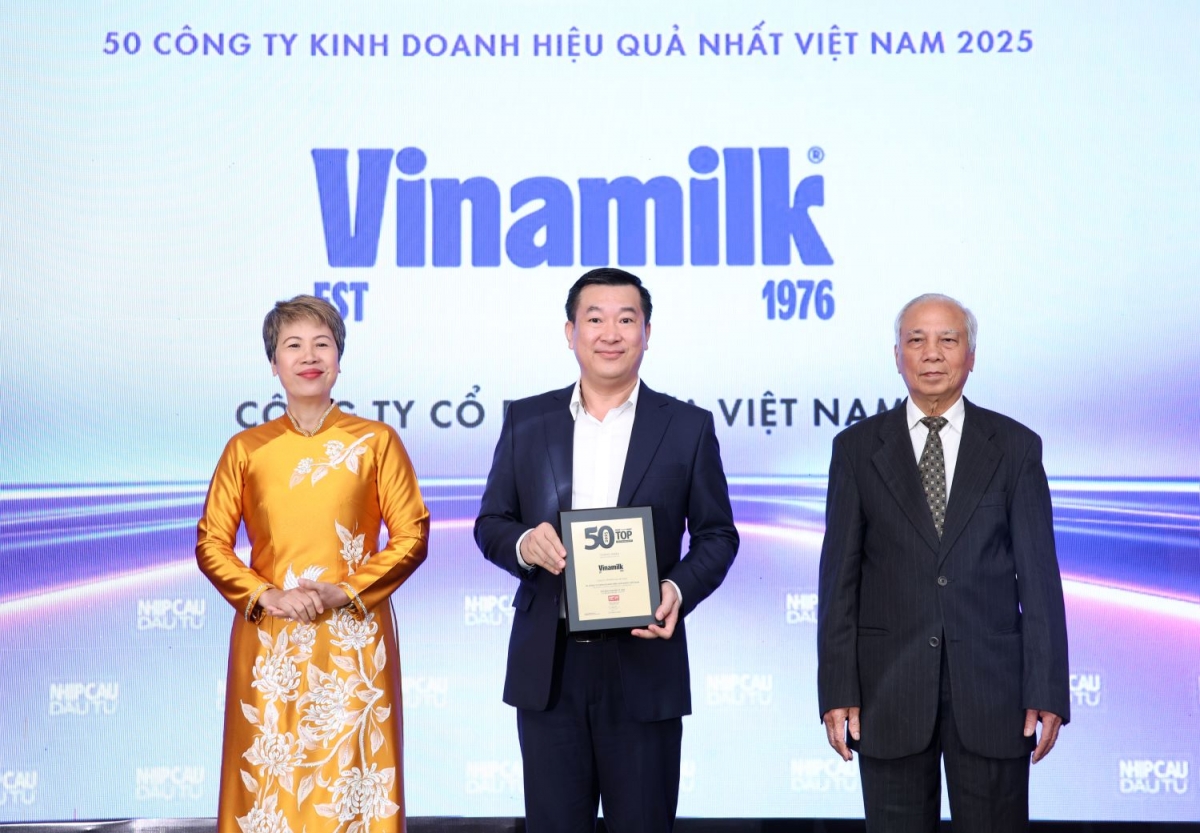 Đại diện Vinamilk - Ông Đỗ Thanh Tuấn, Giám đốc Đối ngoại - nhận vinh danh Top 50 Công ty kinh doanh hiệu quả nhất Việt Nam 2025 (Ảnh: Nguyễn Hoàng)