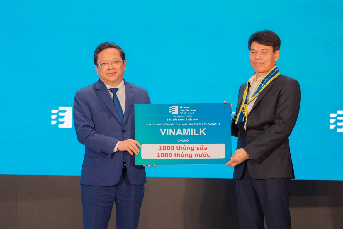 Đại diện Vinamilk - Ông Phạm Tuyên, Giám đốc Chi nhánh Vinamilk Hà Nội - chia sẻ cùng đồng bào chịu ảnh hưởng bởi cơn bão số 10.