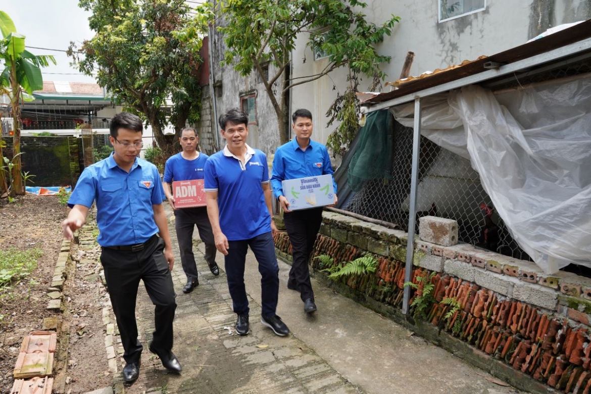 Đoàn Vinamilk gửi tặng những sản phẩm dinh dưỡng cho người dân tỉnh Ninh Bình, ghé thăm những gia đình chịu ảnh hưởng nặng nề sau bão lũ (Ảnh: Tịnh Không)