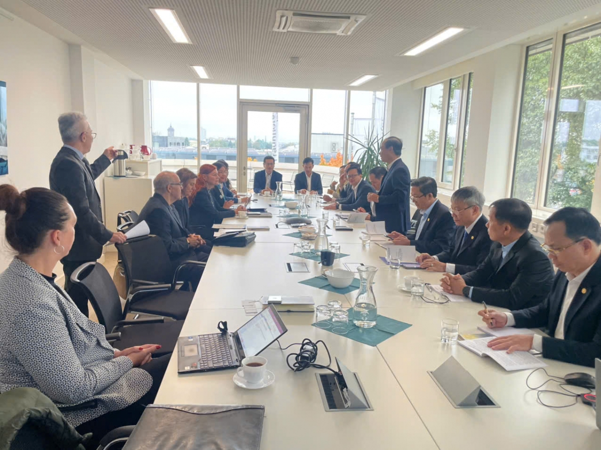 Lãnh đạo Tp Đà Nẵng làm việc với Viện Fraunhofer Enas và đại diện thành phố Chemnitz (Đức).