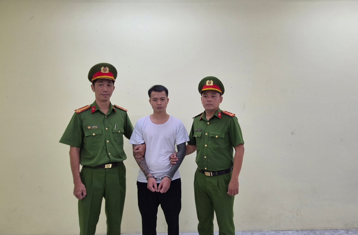 Cơ quan Cảnh sát điều tra - Công an TP.HCM tống đạt các quyết định và lệnh đối với Lê Anh Điệp. (Ảnh: CACC)