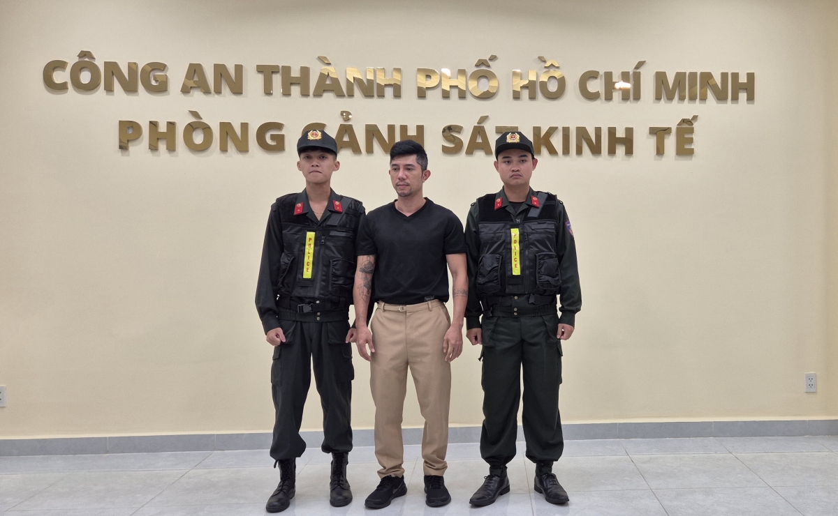 Cơ quan Cảnh sát điều tra tống đạt quyết định khởi tố và thi hành lệnh bắt tạm giam đối với Lương Bằng Quang. (Ảnh: CACC)