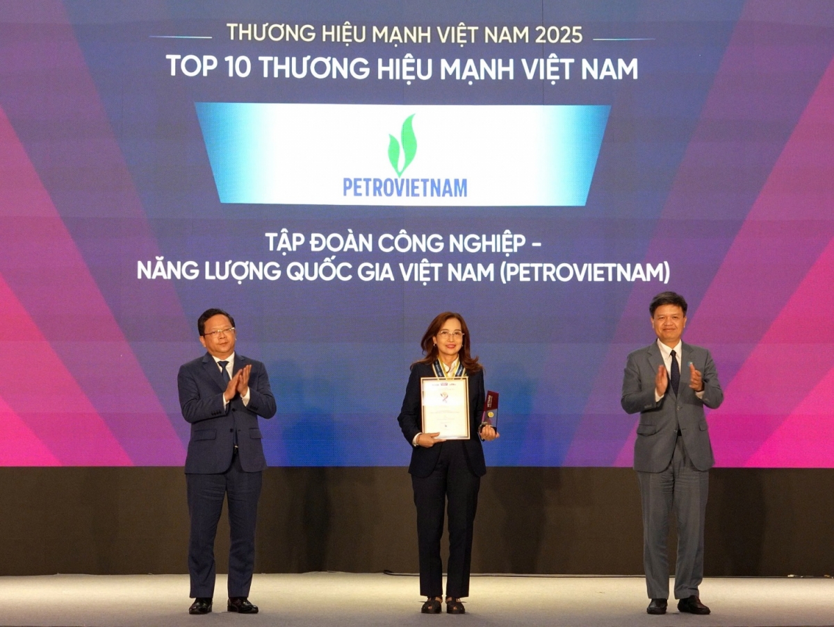 Ông Tạ Đình Thi, Phó Chủ nhiệm Ủy ban Khoa học, Công nghệ và Môi trường của Quốc hội và ông Nguyễn Đức Hiển, Phó Trưởng Ban Chính sách, chiến lược Trung ương trao bảng và cup vinh danh cho đại diện Petrovietnam - bà Nguyễn Việt Nga - Phó Trưởng Ban Truyền thông và Văn hóa doanh nghiệp Tập đoàn