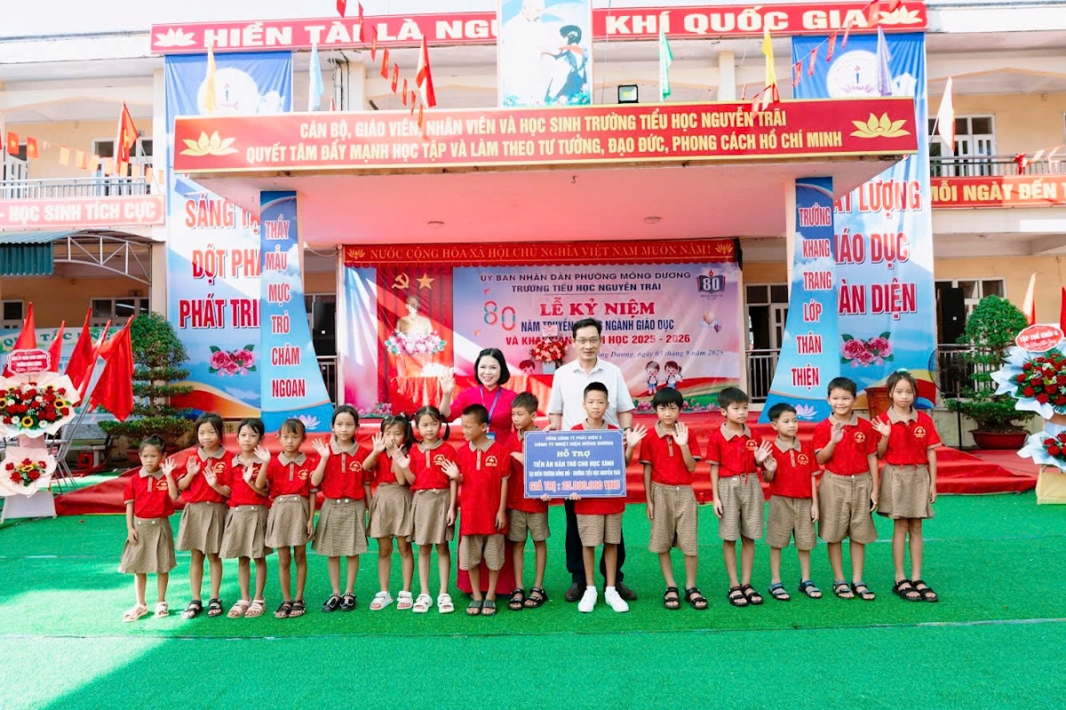 Trao tặng tiền hỗ trợ ăn trưa bán trú cho học sinh khó khăn trường Tiểu học Nguyễn Trãi