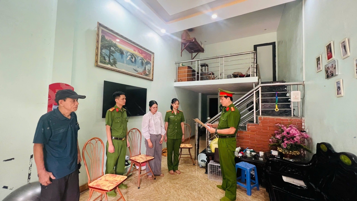 Thi hành lệnh khám xét chỗ ở của Phạm Thị Thủy