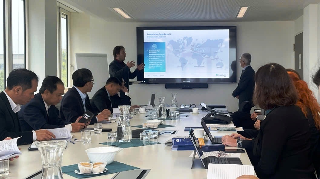  Ông Benjamin Schreiber, Quản lý dự án kinh doanh quốc tế của Viện Fraunhofer Enas giới thiệu hoạt động đến đoàn công tác Tp Đà Nẵng