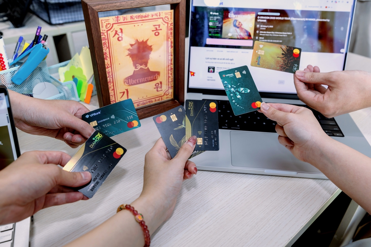 Fan hâm mộ chuẩn bị thẻ VPBank MasterCard cho trận chiến giành vé VPBank pre-sale của world tour tại Việt Nam