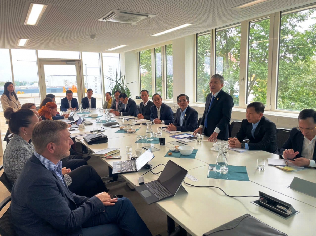  Lãnh đạo thành phố Đà Nẵng giới thiệu đến các đối tác ở Chemnitz về chiến lược của Đà Nẵng trong lĩnh vực Khoa học công nghệ, đổi mới sáng tạo và chuyển đổi số