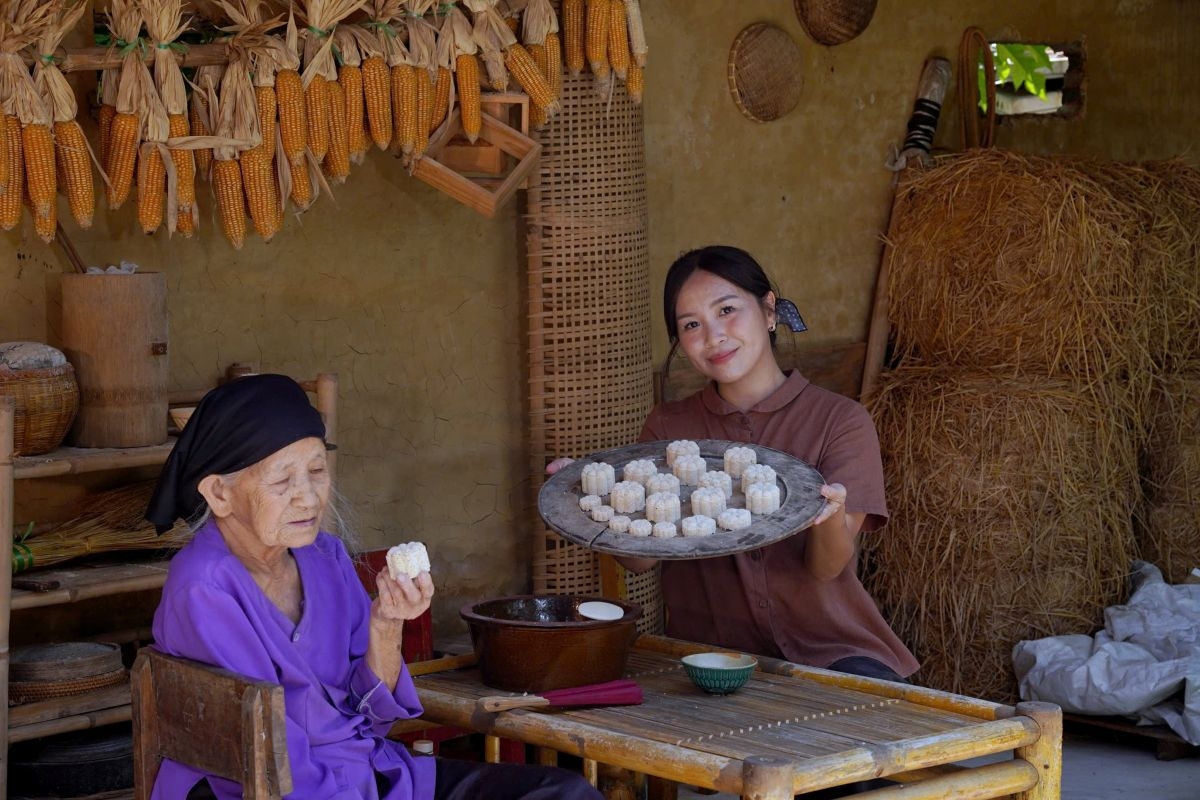 Bà nội cùng Nhung quay những thước phim bình dị (Ảnh: NVCC)