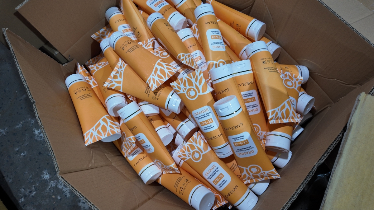 Tại hiện trường, lực lượng công an thu giữ hàng ngàn sản phẩm mỹ phẩm giả mang các thương hiệu nổi tiếng. (Ảnh: CACC)