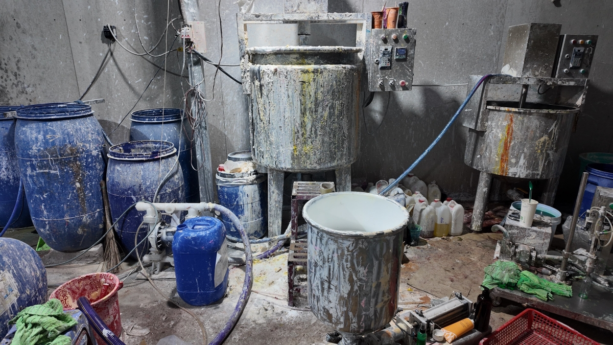 Một góc nhà xưởng sản xuất mỹ phẩm giả. (Ảnh: CACC)
