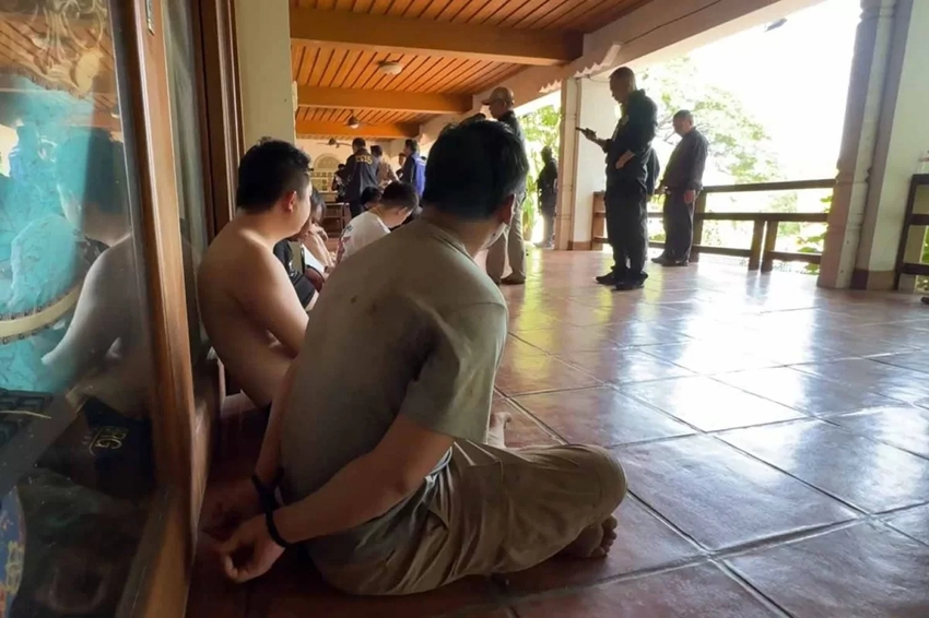 Các đối tượng lừa đảo bị cơ quan chức năng Thái Lan bắt giữ ngày 30/10. Ảnh: Bangkok Post