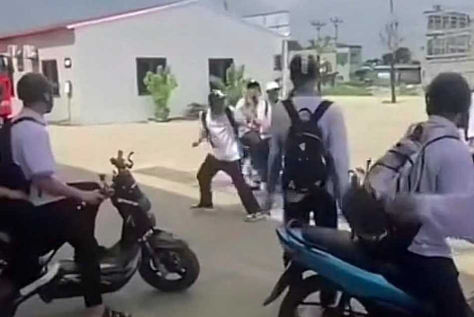 Chỉ vì mâu thuẫn bộc phát lúc học môn thể dục, 3 học sinh ở trường THPT Đặng Thai Mai (Thanh Hoá) xảy ra ẩu đả và gây ra vụ án mạng thương tâm.