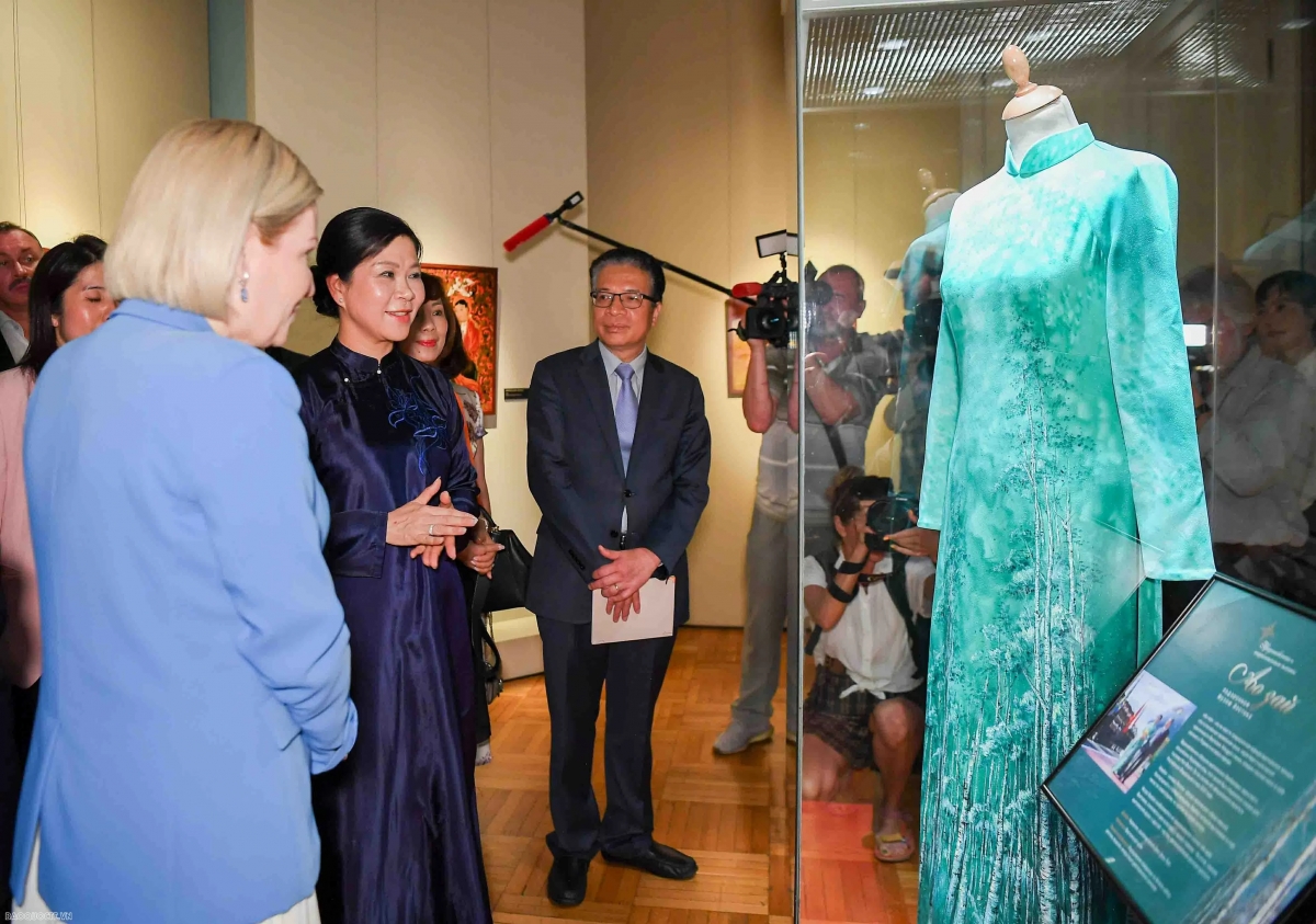 Chiếc áo dài truyền thống lấy cảm hứng lũy tre Việt Nam và rừng bạch dương Nga được Phu nhân Tổng Bí thư Tô Lâm, bà Ngô Phương Ly tặng cho Bảo tàng quốc gia Phương Đông tại Thủ đô Moscow, là biểu trưng tinh tế cho tình hữu nghị chân thành, gắn bó và bền vững giữa Việt Nam và Liên bang Nga. (Ảnh: Hoàng Hồng)