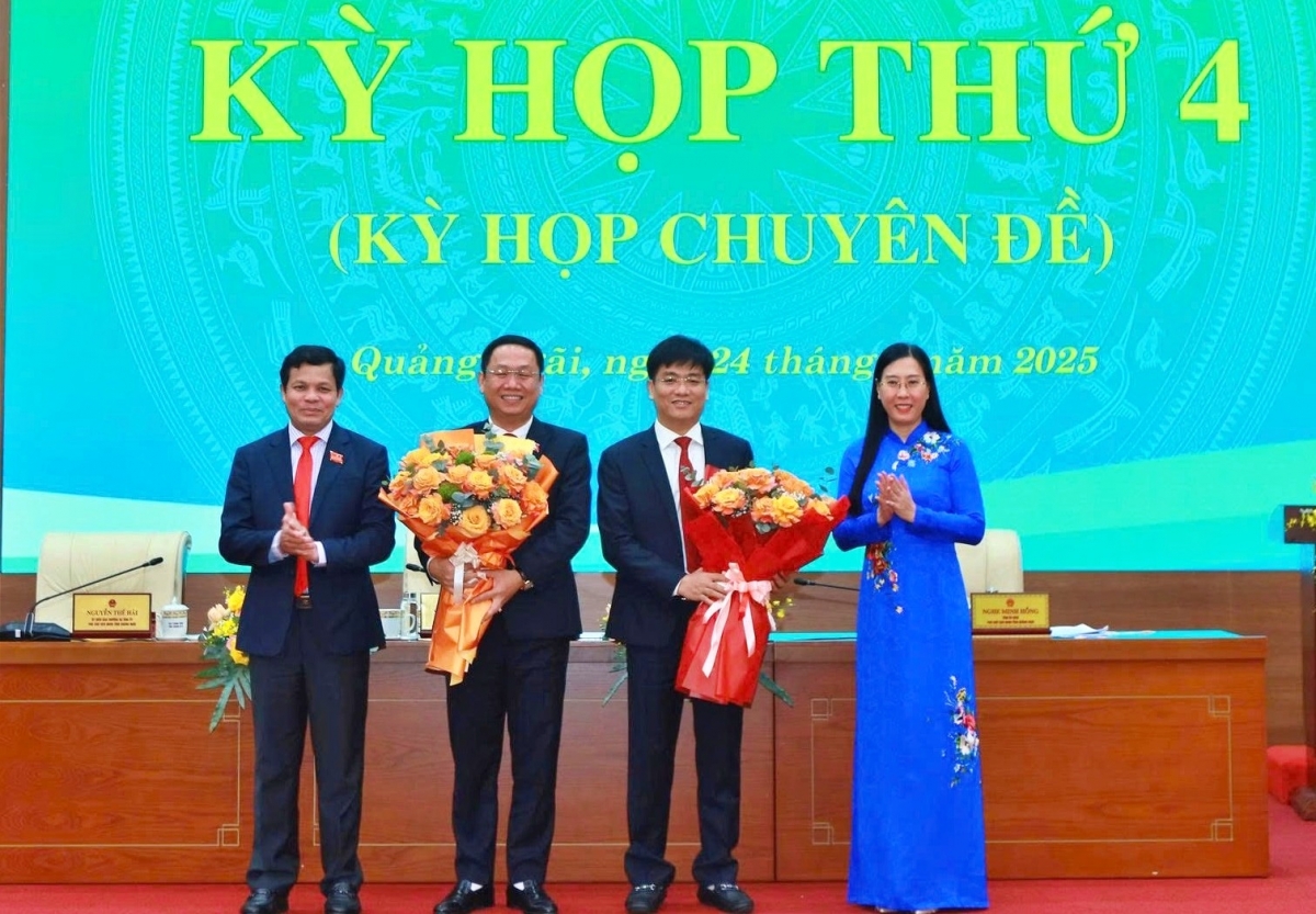 Phó Thủ tướng Thường trực Chính phủ Nguyễn Hòa Bình ký các Quyết định phê chuẩn kết quả bầu chức vụ 02 Phó Chủ tịch UBND tỉnh Quảng Ngãi nhiệm kỳ 2021-2026 (Ảnh: VGP).
