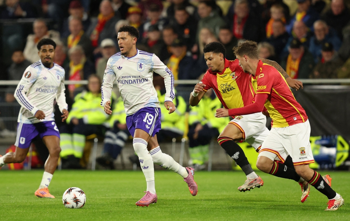 Aston Villa (áo trắng) thua đội bóng bị đánh giá yếu hơn rất nhiều. (Ảnh: Reuters). 