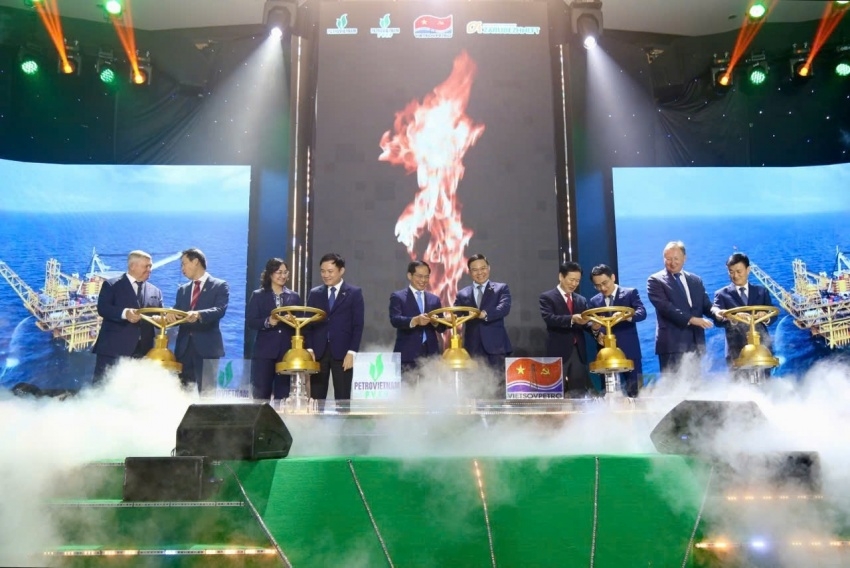 Phó Thủ tướng Bùi Thanh Sơn cùng các đại biểu thực hiện nghi thức mở van khai thác, chính thức đón chào dòng dầu thương mại đầu tiên từ mỏ Kình Ngư Trắng - Kình Ngư Trắng Nam, ngày 18/8/2025