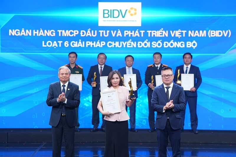 Bà Bùi Thị Vân Trang - Phó Giám đốc Trung tâm Phát triển Ngân hàng số - đại diện BIDV nhận giải thưởng